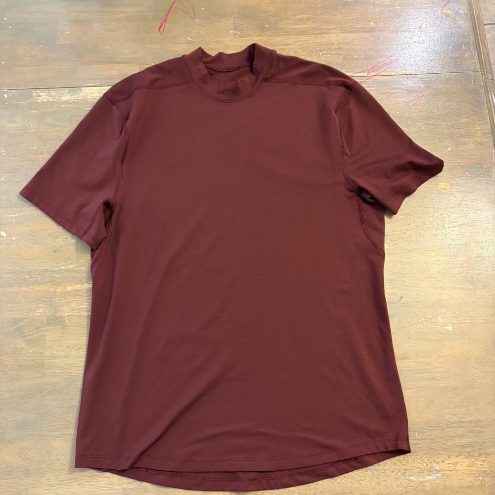 Lululemon License to Move T-Shirt Mens Medium Burgundy Mock Neck Waffle Knit